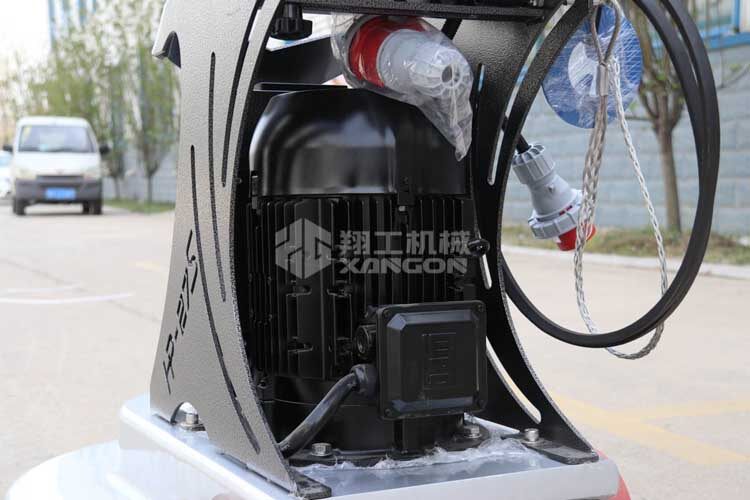 拋光機是為了讓地面表面有光澤，需要先研磨后才可以拋光。拋光分為粗拋和精拋，這時候可以使用拋光機，配合拋光墊，提高地面的光澤度。高速地坪拋光機讓你輕松完成地坪拋光工作，提高地坪亮度。