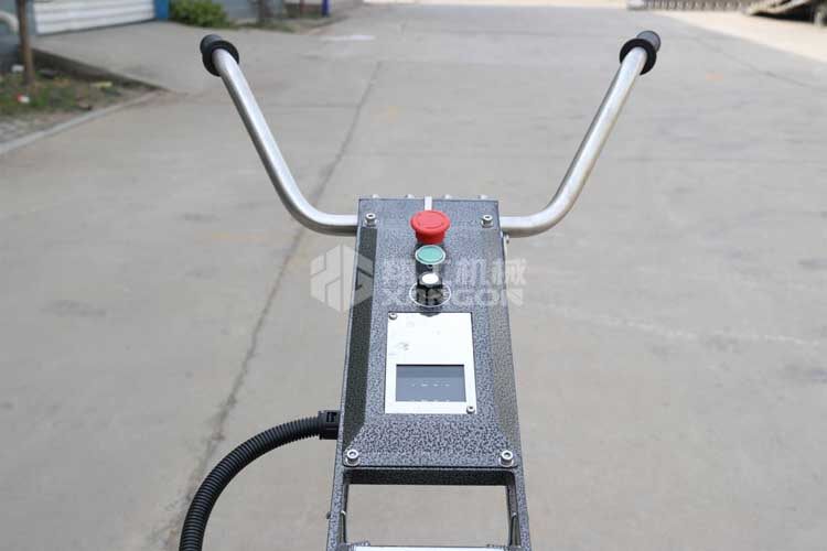 拋光機是為了讓地面表面有光澤，需要先研磨后才可以拋光。拋光分為粗拋和精拋，這時候可以使用拋光機，配合拋光墊，提高地面的光澤度。高速地坪拋光機讓你輕松完成地坪拋光工作，提高地坪亮度。