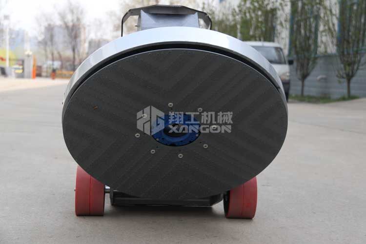 拋光機是為了讓地面表面有光澤，需要先研磨后才可以拋光。拋光分為粗拋和精拋，這時候可以使用拋光機，配合拋光墊，提高地面的光澤度。高速地坪拋光機讓你輕松完成地坪拋光工作，提高地坪亮度。