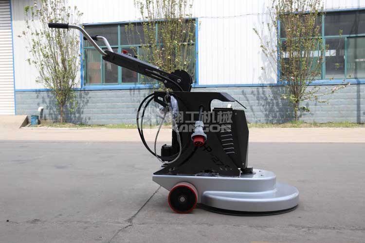 拋光機是為了讓地面表面有光澤，需要先研磨后才可以拋光。拋光分為粗拋和精拋，這時候可以使用拋光機，配合拋光墊，提高地面的光澤度。高速地坪拋光機讓你輕松完成地坪拋光工作，提高地坪亮度。