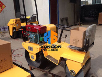 濰坊風(fēng)箏節(jié)草坪壓平，客戶選擇了翔工小型壓路機(jī)