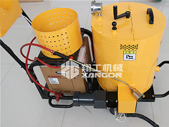 翔工瀝青灌縫機(jī)打造競(jìng)爭(zhēng)優(yōu)勢(shì)，在養(yǎng)護(hù)設(shè)備市場(chǎng)中脫穎而出