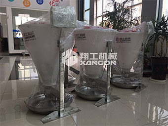 瀝青灌縫機廠家轉(zhuǎn)變養(yǎng)殖思維，智能化搶先市場