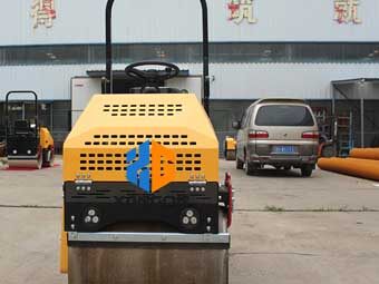 座駕壓路機(jī)“身材小，能量大”