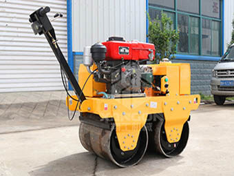 小型壓路機(jī)雨季夜間施工應(yīng)該注意哪些問題呢？