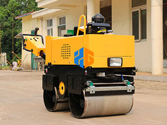 為什么小型壓路機(jī)適合公路養(yǎng)護(hù)呢？