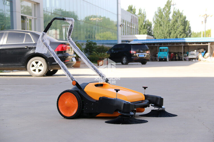 過來人：手推式掃地機(jī)這么做，比電動(dòng)掃地車都值！